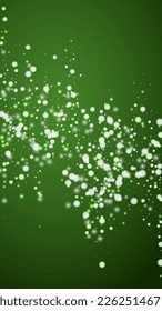 Fondo de navidad nevada. Sutiles copos de nieve volando y estrellas sobre fondo verde navideño. Delicadas navidades nevadas dulces. Ilustración vectorial vertical.