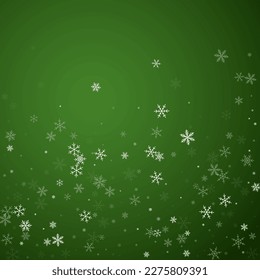 Fondo de navidad nevada. Sutiles copos de nieve volando y estrellas sobre fondo verde navideño. Delicadas navidades nevadas dulces. Ilustración vectorial cuadrada.