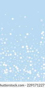 Fondo de navidad nevada. Sutiles copos de nieve volando y estrellas en el fondo azul claro del invierno. Delicadas navidades nevadas dulces. Ilustración vectorial vertical.