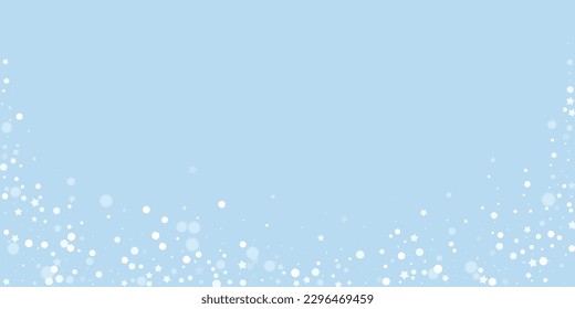 Schneeweißer Weihnachtshintergrund. Subtile fliegende Schneeflocken und Sterne auf hellblauem Winterhintergrund. Delikate, süße, schneebedeckte Weihnachten. Große Vektorgrafik.