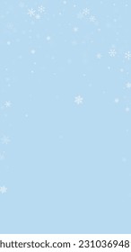 Schneeweißer Weihnachtshintergrund. Subtile fliegende Schneeflocken und Sterne auf hellblauem Winterhintergrund. Delikate, süße, schneebedeckte Weihnachten. Vertikale Vektorgrafik.