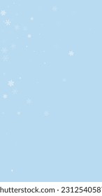 Schneeweißer Weihnachtshintergrund. Subtile fliegende Schneeflocken und Sterne auf hellblauem Winterhintergrund. Delikate, süße, schneebedeckte Weihnachten. Vertikale Vektorgrafik.