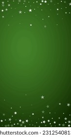 Fondo de navidad nevada. Sutiles copos de nieve volando y estrellas sobre fondo verde navideño. Delicadas navidades nevadas dulces. Ilustración vectorial vertical.