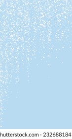 Fondo de navidad nevada. Sutiles copos de nieve volando y estrellas en el fondo azul claro del invierno. Delicadas navidades nevadas dulces. Ilustración vectorial vertical.