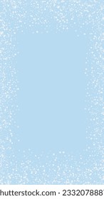 Fondo de navidad nevada. Sutiles copos de nieve volando y estrellas en el fondo azul claro del invierno. Delicadas navidades nevadas dulces. Ilustración vectorial vertical.