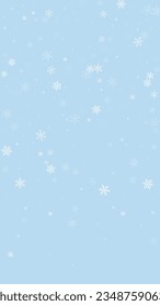 Schneeweißer Weihnachtshintergrund. Subtile fliegende Schneeflocken und Sterne auf hellblauem Winterhintergrund. Delikate, süße, schneebedeckte Weihnachten. Vertikale Vektorgrafik.