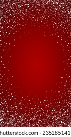 Schneeweißer Weihnachtshintergrund. Subtile fliegende Schneeflocken und Sterne auf christlich-rotem Hintergrund. Delikate, süße, schneebedeckte Weihnachten. Vertikale Vektorgrafik.
