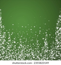 Schneeweißer Weihnachtshintergrund. Subtile fliegende Schneeflocken und Sterne auf Weihnachtsgrünem Hintergrund. Delikate, süße, schneebedeckte Weihnachten. Square, Vektorgrafik.