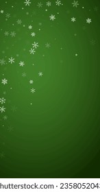 Fondo de navidad nevada. Sutiles copos de nieve volando y estrellas sobre fondo verde navideño. Delicadas navidades nevadas dulces. Ilustración vectorial vertical.