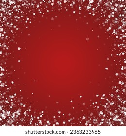 Fondo de navidad nevada. Sutiles copos de nieve volando y estrellas de fondo rojo navideño. Delicadas navidades nevadas dulces. Ilustración vectorial cuadrada.