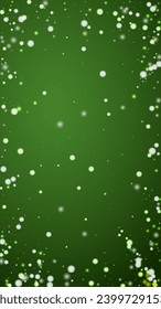 Fondo de navidad nevada. Sutiles copos de nieve volando y estrellas sobre fondo verde navideño. Delicadas navidades nevadas dulces. Ilustración vectorial vertical.