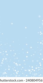 Fondo de navidad nevada. Sutiles copos de nieve volando y estrellas en el fondo azul claro del invierno. Delicadas navidades nevadas dulces. Ilustración vectorial vertical.