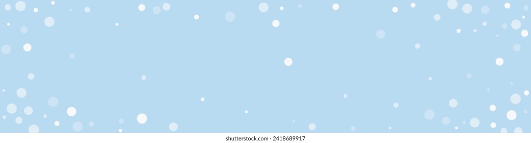 Schneeweißer Weihnachtshintergrund. Subtile fliegende Schneeflocken und Sterne auf hellblauem Winterhintergrund. Delikate, süße, schneebedeckte Weihnachten. Panoramavektorgrafik.