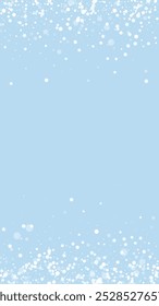 Fondo de Navidad nevado. Copos de nieve voladores sutiles y estrellas sobre fondo de invierno azul claro. Delicada dulce Navidad nevada. Ilustración vectorial de Vertical.