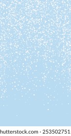Fondo de Navidad nevado. Copos de nieve voladores sutiles y estrellas sobre fondo de invierno azul claro. Delicada dulce Navidad nevada. Ilustración vectorial de Vertical.