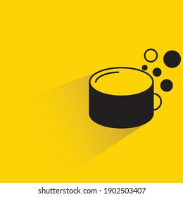 jabón y burbuja con sombra sobre fondo amarillo