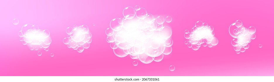 Piezas de espuma de jabón con burbujas aisladas en un fondo rosado. Vista superior de champú espumoso y nubes de bañador. Vector.