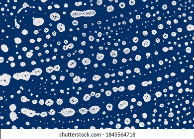 Espuma de grano de jabón en fondo negro. Champú limpio. El blanco sumerge la textura abstracta del agua en el baño. Concepto de limpieza de casas.