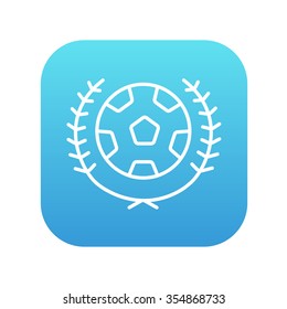 Icono de línea de insignia de fútbol para web, móvil e infografía. Icono de blanco vector en el cuadrado de gradiente azul con esquinas redondeadas aisladas en fondo blanco.
