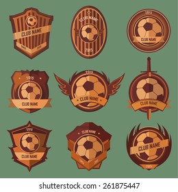 Sammlung von Fußball-Emblemen auf grünem Hintergrund