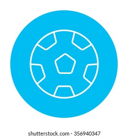 Icono de la línea de pelota de fútbol para web, móvil e infografía. Icono de blanco vector en el círculo azul claro aislado en fondo blanco.