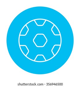 Fußball-Linie Symbol für Web-, Mobil- und Infografiken. Vektorweißes Symbol auf hellblauem Kreis, einzeln auf weißem Hintergrund.