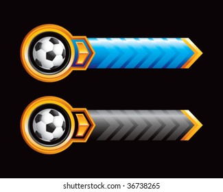Fußballbälle auf königlichen horizontalen Bannern