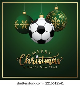 Weihnachtsbälle für Fußball - Grußkarte - grüner Hintergrund