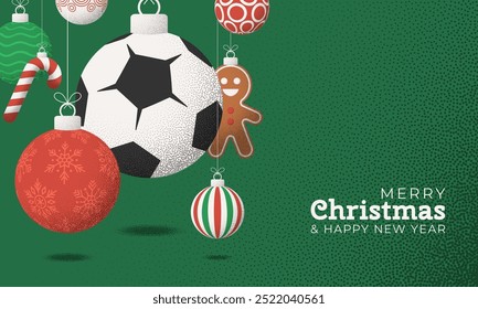 Navidades de fútbol Tarjeta de felicitación granulada. Feliz Navidades y feliz año nuevo tarjeta de felicitación retro sport. Colgar en un hilo bola de Navidad chuchería en el ruido de fondo verde..