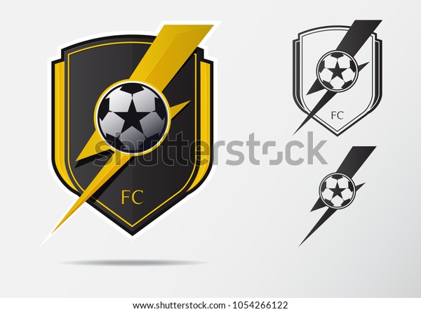 サッカーチーム用のサッカーまたはサッカーのバッジのロゴデザイン 金色の雷と白黒のサッカー ボールのデザインは最小限です 稲妻の黒と白の背景にフットボールクラブのロゴアイコン ベクターイラスト のベクター画像素材 ロイヤリティフリー