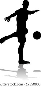 Ein Fußballspieler oder Fußballspieler in Silhouette 