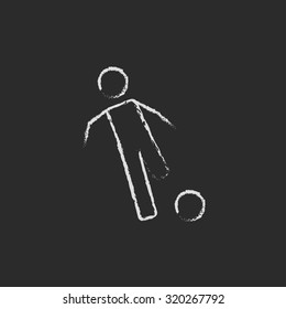 Jugador de fútbol con mano de bola dibujada en tiza sobre un icono blanco vector de pizarra aislado en un fondo negro.