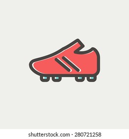 Zapatillas de fútbol línea delgada para web y móvil, moderno diseño minimalista plano. Icono del vector con contorno gris oscuro y color de desplazamiento en fondo gris claro.