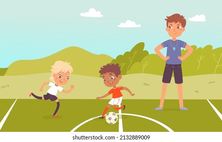 Ilustración vectorial del campamento de verano deportivo de fútbol. Los niños caricaturistas corren con pelota, los niños lindos juegan al fútbol en el campo, entrenan a jugadores activos. Actividad física al aire libre, concepto deportivo