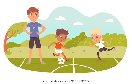 Ilustración vectorial del campamento de verano deportivo de fútbol. Los niños caricaturistas corren con pelota, los niños lindos juegan al fútbol en el campo, entrenan a jugadores activos. Actividad física al aire libre, concepto deportivo