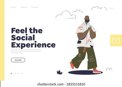 Social Media mithilfe des Konzepts für die Landung von Page Template mit Cartoon man Messaging über Smartphone-App beim Gehen zu arbeiten oder zu studieren. Flache Vektorgrafik
