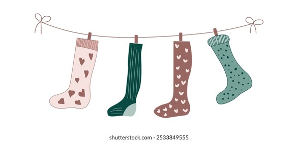 Sock na corda da lavanderia. Estoques de Natal com design de prendedor de roupa isolado no fundo branco. Lã acolhedora pé pano pendurado e secando. Ornamento moderno xmas para férias de inverno com coração e listras