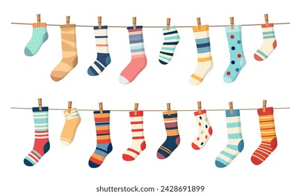 Socken auf Wäscheleine, Baumwolle oder Wolle Socken hängen an Seil mit Wäscheklammern, Cartoon Vektor. Socken Wäsche on line mit Pins, Socken mit farbigen Ornament Muster hängt an Wäscheleine für Kinder Design