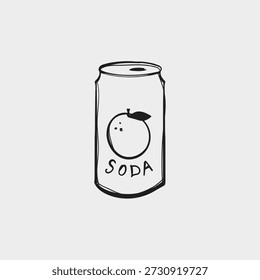 Eine Soda-Dose wird mit einer Zeichnung einer Orange und einem einfachen Etikett, auf dem Soda steht, gezeigt. Die Dose wird auf eine weiße Oberfläche gelegt. Diese Dose stellt eine erfrischende Getränkeauswahl dar.
