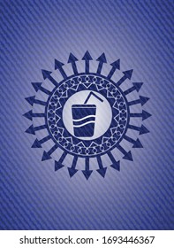 icono de refresco en el interior del emblema con textura de jean