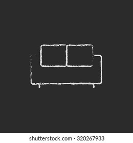 Mano de sofa dibujada con tiza sobre un icono blanco vectorial de pizarra aislado en un fondo negro.