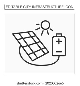 Icono de la línea de la batería solar. Conversión de energía solar en electricidad. Recargando almacenamiento de energía. Concepto de infraestructura urbana. Ilustración vectorial aislada. Trazo editable