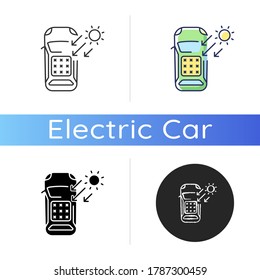 Solarautosymbol. Lineare Schwarz- und RGB-Farbstile. Automobil für erneuerbare Sonnenenergie. Automatische Ladung durch Sonnenlicht. Elektrofahrzeug mit Fotovoltaik-Dach, einzelne Vektorgrafiken