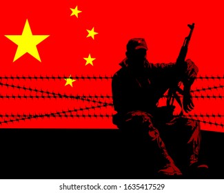 Soldado con uniforme protector con ametralladora al fondo de la bandera china