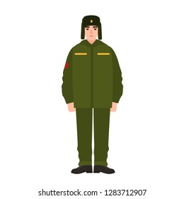 Soldado de la fuerza armada rusa usando uniforme de invierno del ejército y sombrero de piel. Hombre militar, futbolista o infantería aislado de fondo blanco. Caricatura masculina. Dibujo vectorial plano.