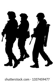 Soldat in Uniform mit Waffe auf weißem Hintergrund