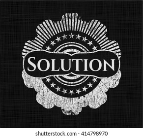Emblema de pizarra de solución escrito en una pizarra