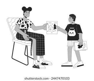 Hijo dando la imagen a la madre en blanco y negro 2D línea de personajes de dibujos animados. Niño que presenta el dibujo a la mujer aislada del contorno del Vector de la gente. Ilustración monocromática de mancha plana de la familia afroamericana