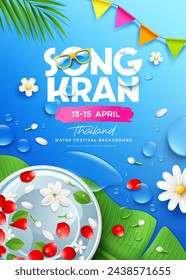 Festival de agua Songkran Tailandia, pétalos de rosa y flor de jazmín en tazón en hoja de plátano, gota de agua realista cartel volante sobre fondo azul, Eps 10 ilustración vectorial
