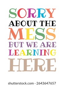 Cartaz "Desculpe A Bagunça Que Estamos Aprendendo Aqui". Um cartaz tipográfico colorido e inspirador com a citação "Sorry About The Mess But We Are Learning Here", perfeito para salas de aula e espaços criativos
